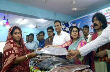 শারদীয় দুর্গাপূজা উপলক্ষে মেহেরপুরে প্রধানমন্ত্রীর উপহার বিতরণ