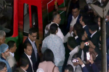 হাসপাতালে মাকে দেখে গুলশানের বাসার পথে তারেক রহমান