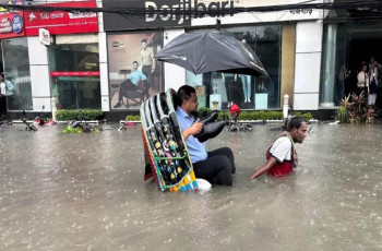 বৃষ্টিতে ডুবেছে চট্টগ্রাম, বুকসমান পানিতে মানুষের ভোগান্তি