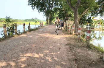 সড়ক খুঁড়ে কাজ বন্ধ, দুর্ভোগে ১০ গ্রামের  হাজারো মানুষ