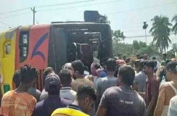 কুষ্টিয়ায় বাস উল্টে ২ তরুণী নিহত, আহত-১