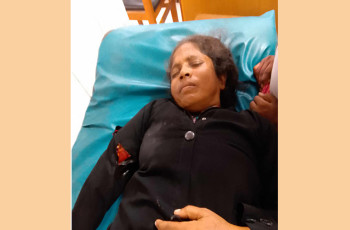 গাংনীতে দুটি বাসের ধাক্কায় হাত হারাতে বসেছে এক নারী