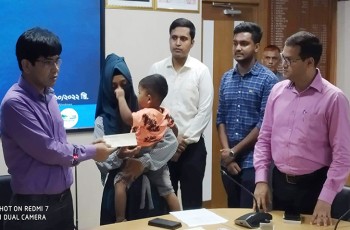 মৃত ও অক্ষমতাজনিতদের মাঝে চেক বিতরণ