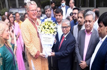 ১৯৭২ সালে বাবার লাগানো গাছ দেখতে ঢাবিতে মার্কিন রাজনীতিবিদ