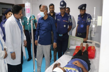 গোপালগঞ্জে আহত পুলিশ সদস্যদের দেখতে হাসপাতালে স্বরাষ্ট্র উপদেষ্টা