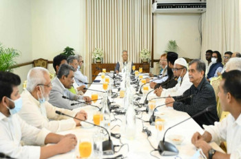 রাজনৈতিক নেতাদের সঙ্গে জরুরি বৈঠকে প্রধান উপদেষ্টা