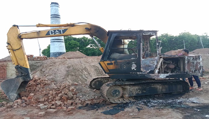 মেহেরপুরে দুটি স্কেভেটর পুড়িয়ে দিয়েছে দূর্বৃত্তরা