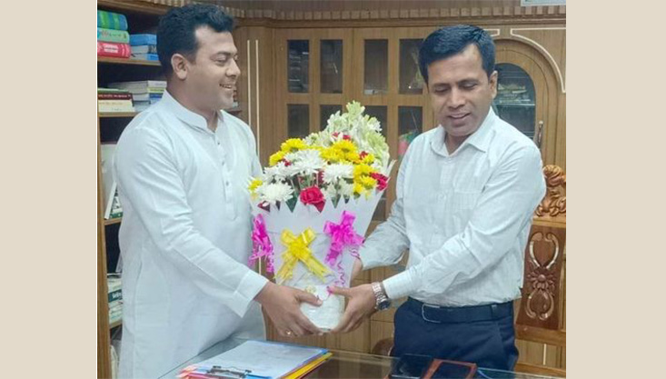 নবাগত জেলা প্রশাসকের সাথে পৌর মেয়রের সৌজন্য সাক্ষাৎ
