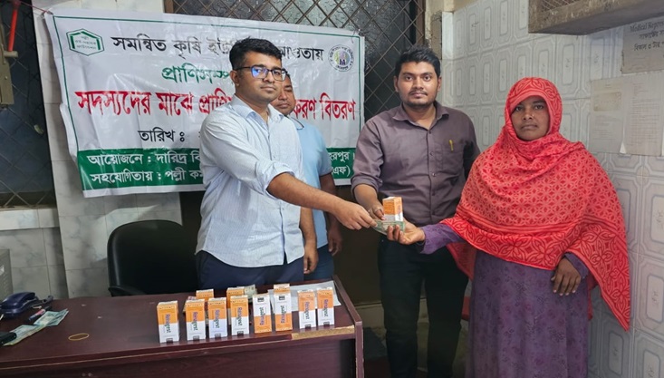 মেহেরপুরে প্রাণিসম্পদ উপকরণ বিতরণ