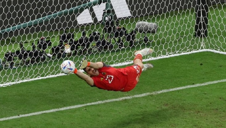 ‘বাজপাখির’ গ্লাভসে বেঁচে রইলো আর্জেন্টিনার বিশ্বকাপ স্বপ্ন