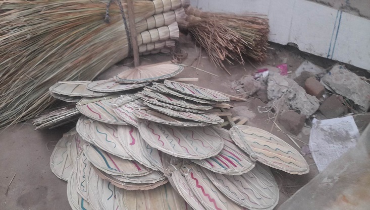 গাংনীতে প্রচন্ড গরমে হাতপাখার কদর বেড়েছে