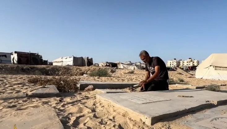 গাজায় এখন কবরস্থানই বেঁচে থাকা মানুষের শেষ আশ্রয়