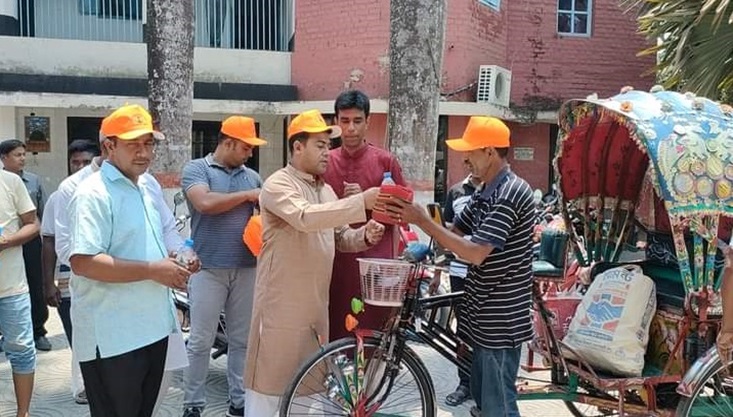 মেহেরপুরে পৌর মেয়রের ক্যাপ ও গামছা বিতরণ