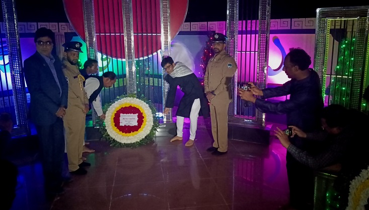 মেহেরপুরে শহিদ বেদীতে শ্রদ্ধা জানালেন ডিসি