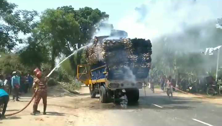 মুজিবনগরে পাট বোঝাই চলন্ত ট্রাকে আগুন