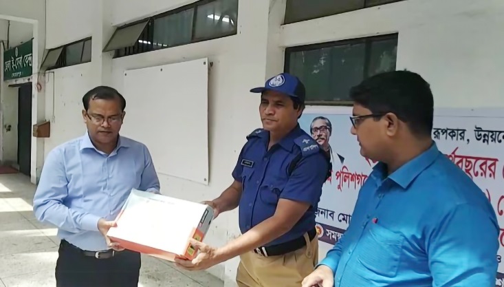 মেহেরপুরে গ্রাম পুলিশদের মাঝে পোশাক বিতরণ