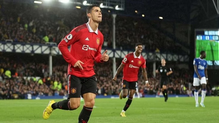 ৯৪৫ ম্যাচে ৭০০ গোলে প্রথম রোনালদো