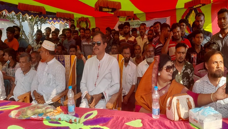 গাংনীর পীরতলা গ্রামে ঐতিহ্যবাহী লাঠি খেলা প্রতিযোগিতা অনুষ্ঠিত