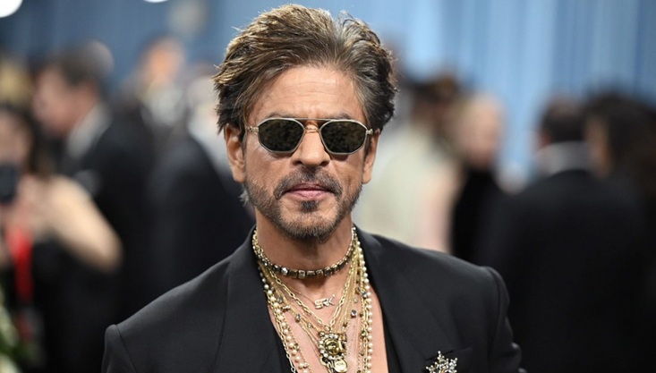 রাগ দেখানোর সুযোগ পান না শাহরুখ!