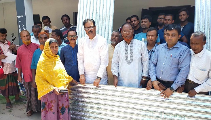 গাংনীতে নগদ অর্থ ও ঢেউটিন বিতরণ