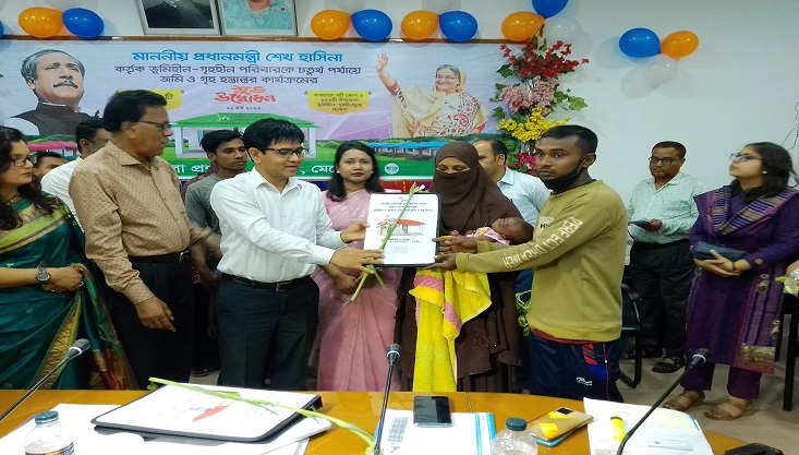 গাংনীতে ভূমি ও গৃহহীন পরিবার পেলো জমিসহ ঘর