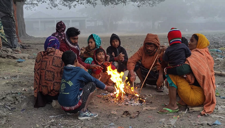 দিনের চেয়ে তীব্র শীত রাতে-বিপাকে ছিন্নমূল মানুষেরা